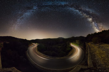 Curva stellata  Panoramica della via lattea presa dal ponte ferroviario abbandonato  di Siliqua, Sardegna.  Autore Ivan Pedretti 