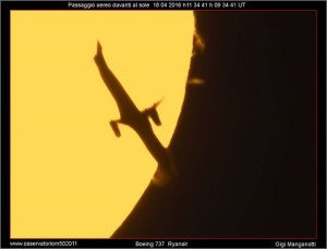 Passaggio aereo davanti al Sole
